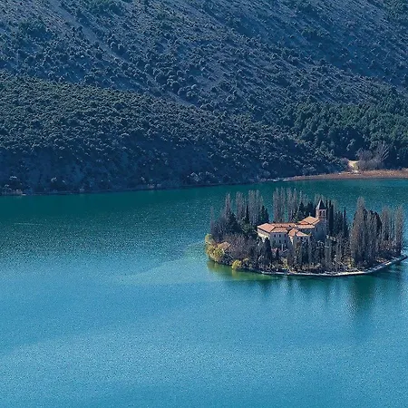 Beautiful In With Kitchen Feriehus